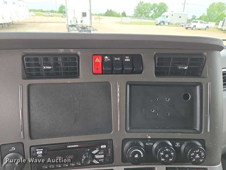 image for item EM7344 2017 Kenworth T680 semi truck