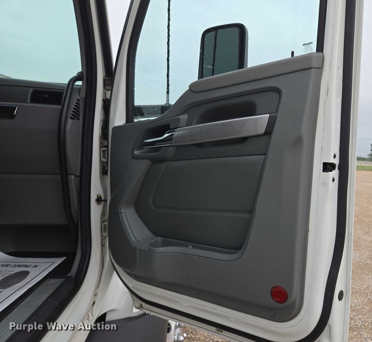 image for item EM7344 2017 Kenworth T680 semi truck