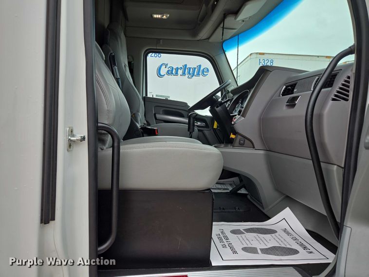 image for item EM7344 2017 Kenworth T680 semi truck