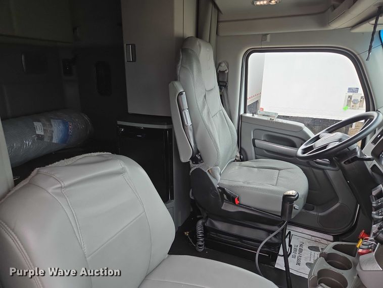 image for item EM7344 2017 Kenworth T680 semi truck