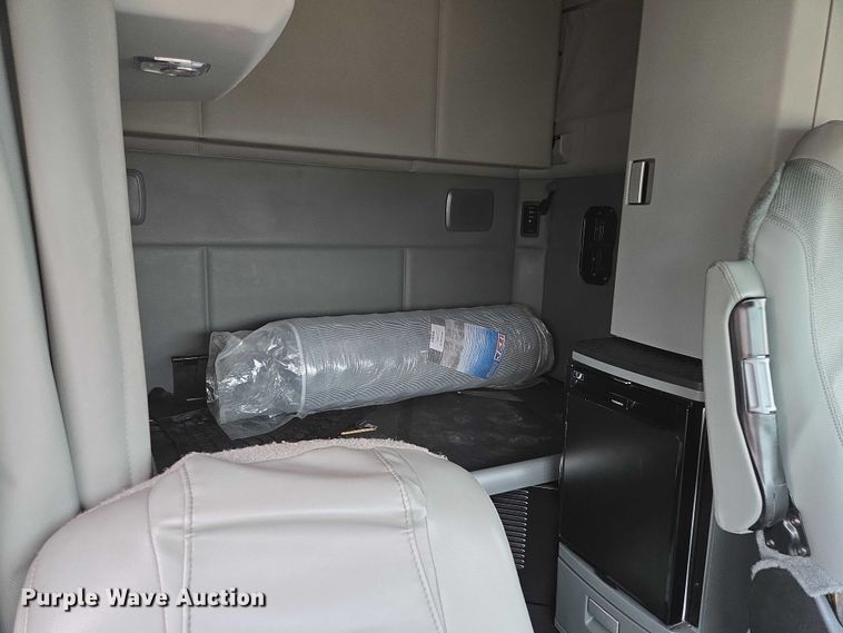 image for item EM7344 2017 Kenworth T680 semi truck