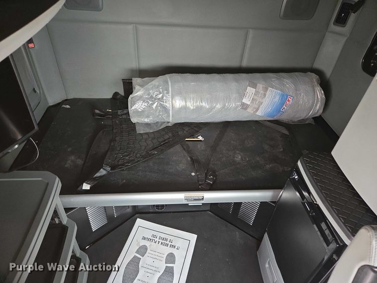 image for item EM7344 2017 Kenworth T680 semi truck