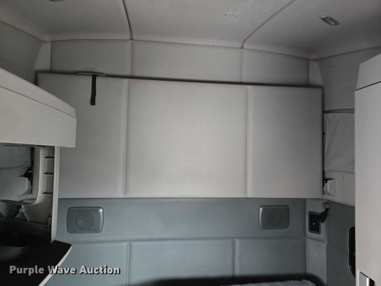 image for item EM7344 2017 Kenworth T680 semi truck