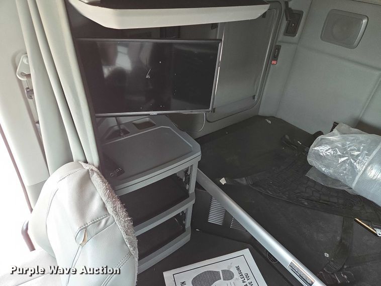 image for item EM7344 2017 Kenworth T680 semi truck