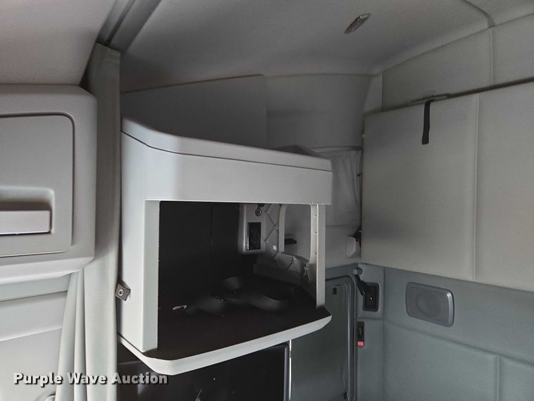 image for item EM7344 2017 Kenworth T680 semi truck