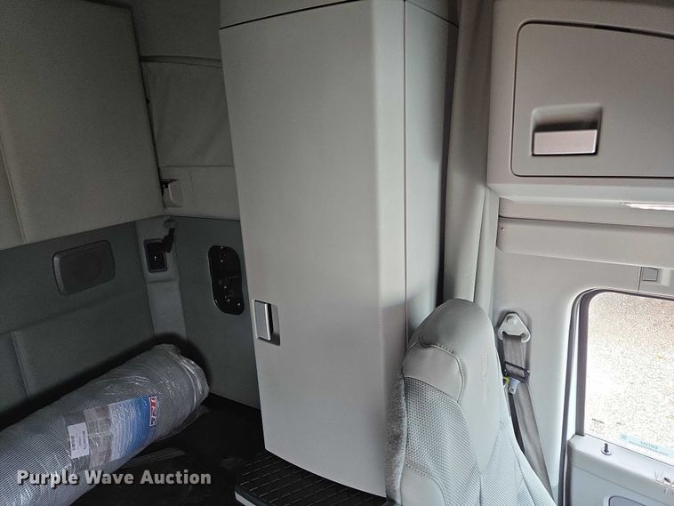 image for item EM7344 2017 Kenworth T680 semi truck