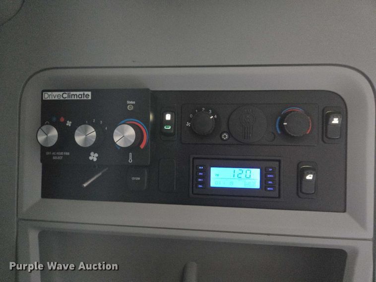 image for item EM7344 2017 Kenworth T680 semi truck