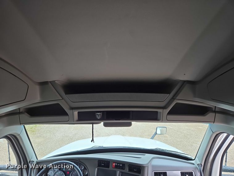 image for item EM7344 2017 Kenworth T680 semi truck