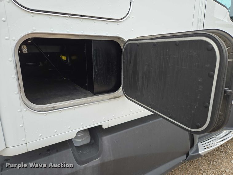 image for item EM7344 2017 Kenworth T680 semi truck