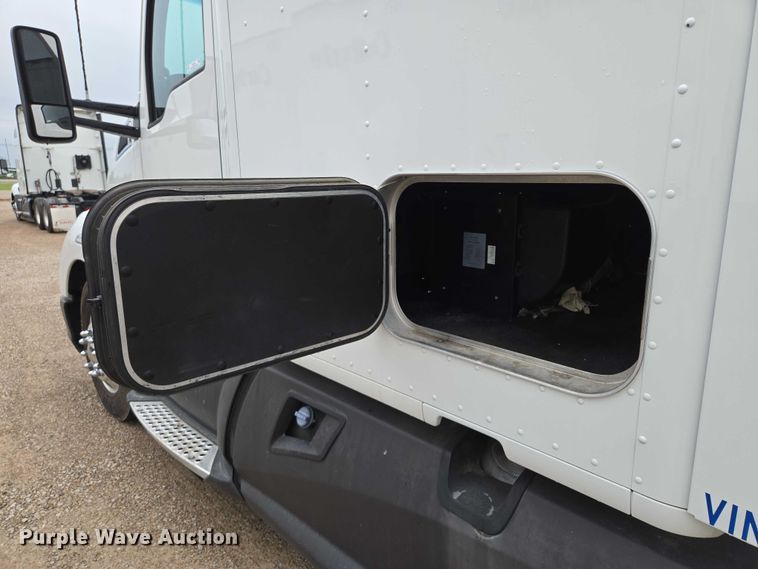 image for item EM7344 2017 Kenworth T680 semi truck