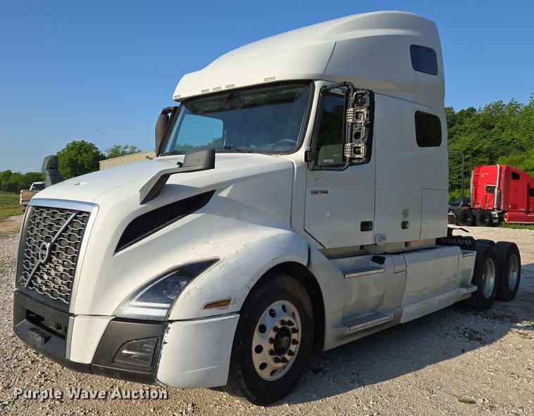 image for item EN8997 2019 Volvo VNL 760 semi truck