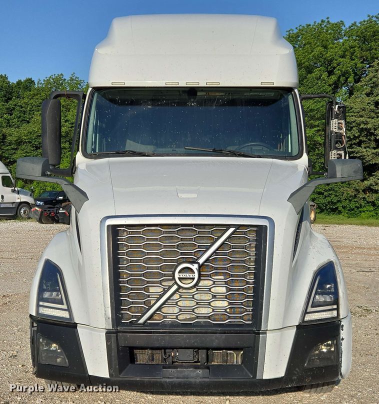 image for item EN8997 2019 Volvo VNL 760 semi truck