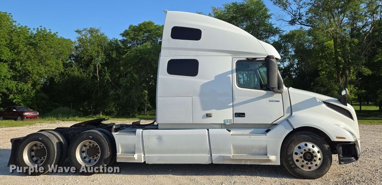 image for item EN8997 2019 Volvo VNL 760 semi truck