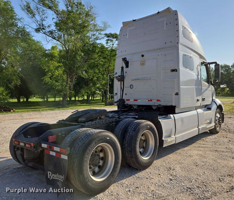 image for item EN8997 2019 Volvo VNL 760 semi truck