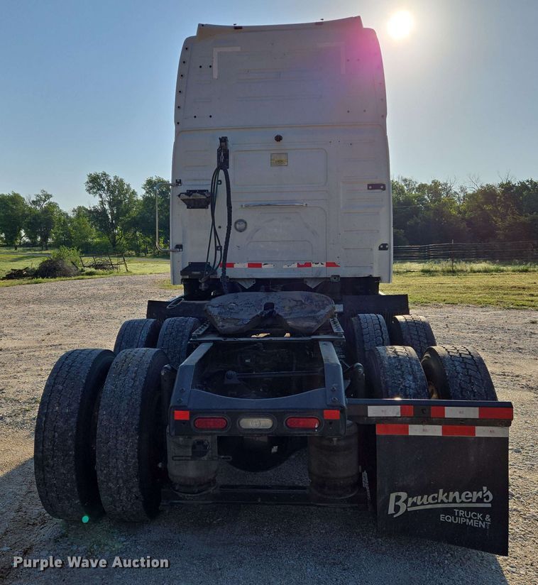 image for item EN8997 2019 Volvo VNL 760 semi truck