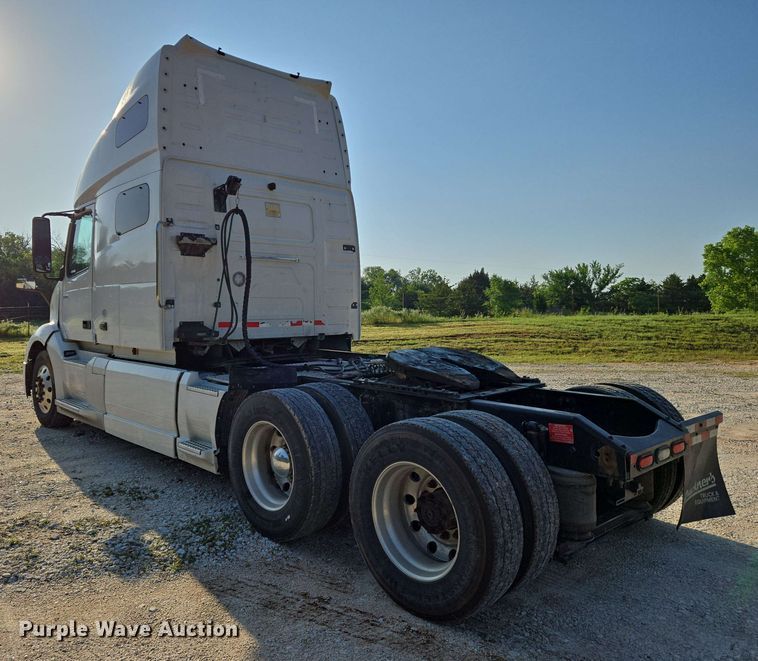 image for item EN8997 2019 Volvo VNL 760 semi truck