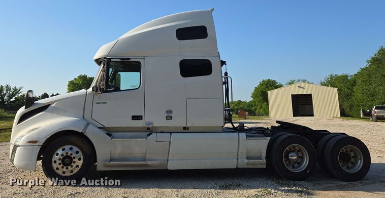 image for item EN8997 2019 Volvo VNL 760 semi truck