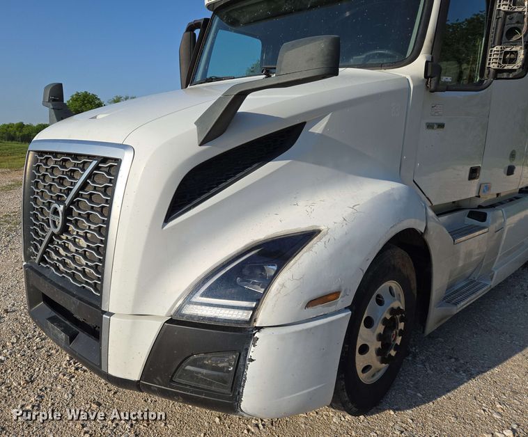 image for item EN8997 2019 Volvo VNL 760 semi truck