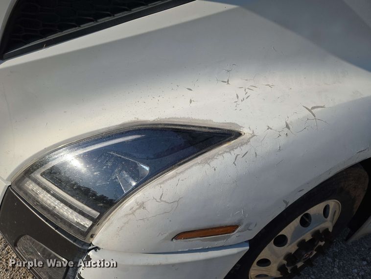 image for item EN8997 2019 Volvo VNL 760 semi truck