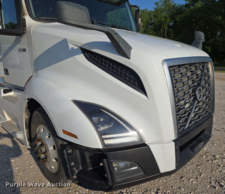 image for item EN8997 2019 Volvo VNL 760 semi truck