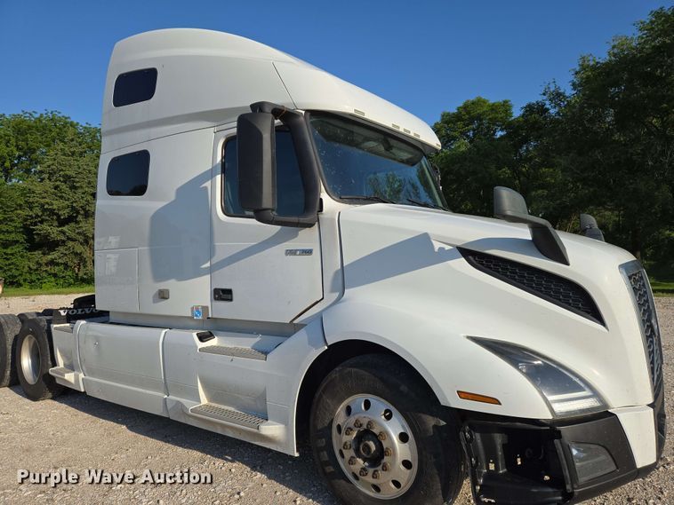 image for item EN8997 2019 Volvo VNL 760 semi truck