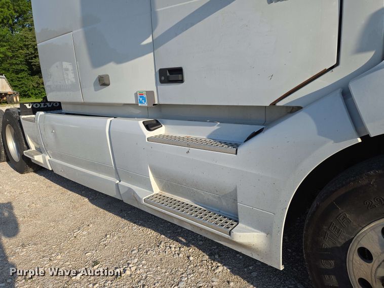 image for item EN8997 2019 Volvo VNL 760 semi truck