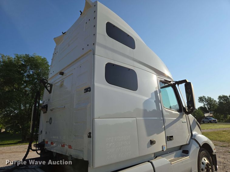 image for item EN8997 2019 Volvo VNL 760 semi truck