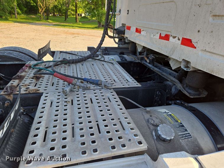 image for item EN8997 2019 Volvo VNL 760 semi truck