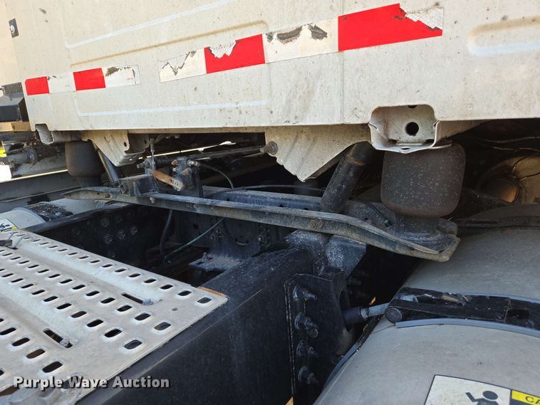 image for item EN8997 2019 Volvo VNL 760 semi truck