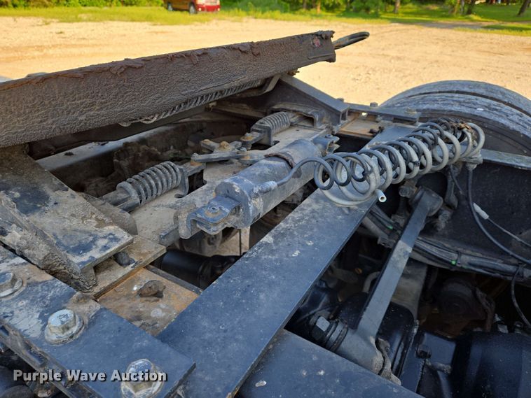 image for item EN8997 2019 Volvo VNL 760 semi truck