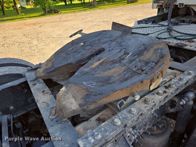 image for item EN8997 2019 Volvo VNL 760 semi truck