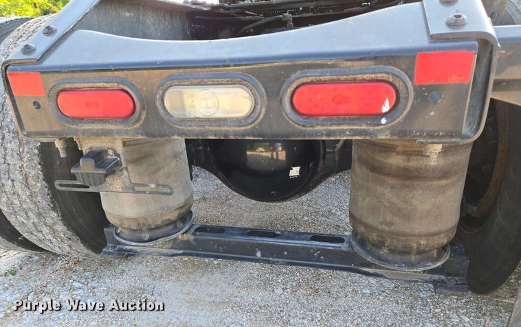 image for item EN8997 2019 Volvo VNL 760 semi truck