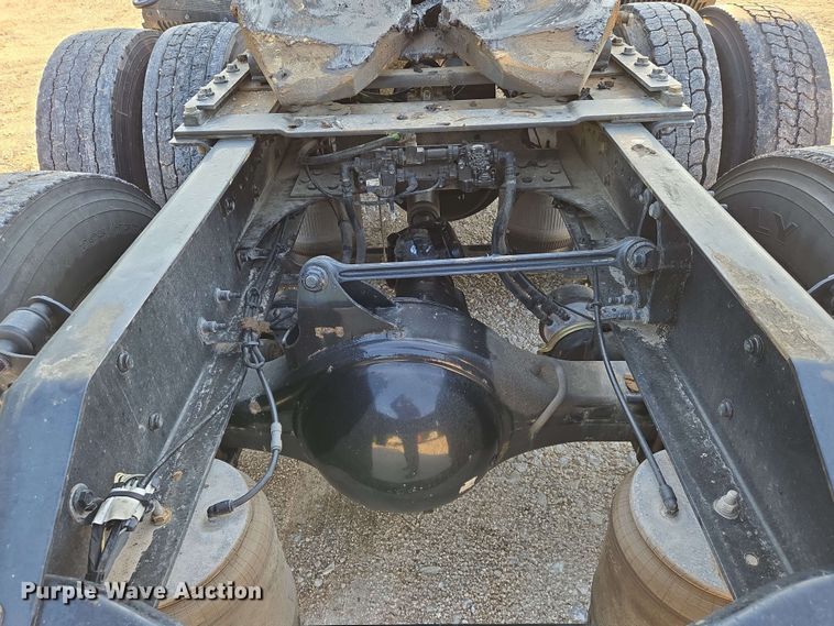 image for item EN8997 2019 Volvo VNL 760 semi truck