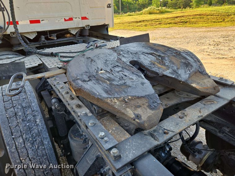 image for item EN8997 2019 Volvo VNL 760 semi truck