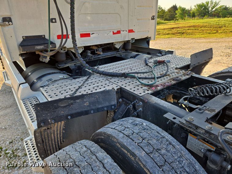 image for item EN8997 2019 Volvo VNL 760 semi truck