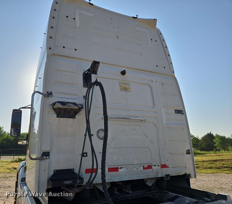 image for item EN8997 2019 Volvo VNL 760 semi truck