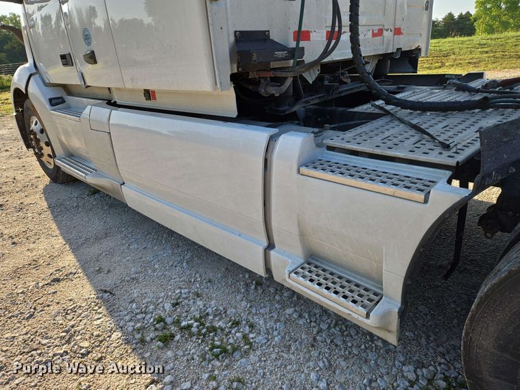 image for item EN8997 2019 Volvo VNL 760 semi truck