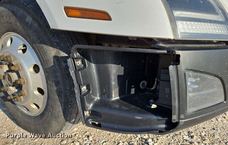 image for item EN8997 2019 Volvo VNL 760 semi truck
