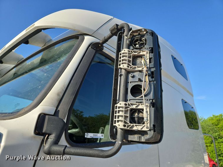 image for item EN8997 2019 Volvo VNL 760 semi truck