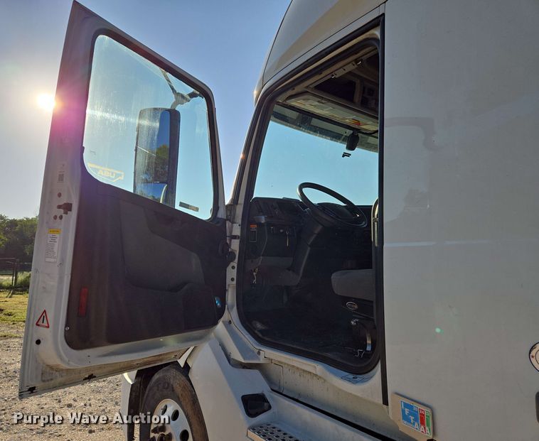 image for item EN8997 2019 Volvo VNL 760 semi truck