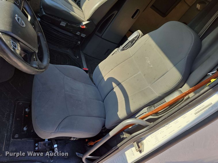 image for item EN8997 2019 Volvo VNL 760 semi truck