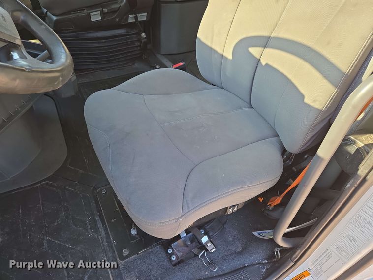 image for item EN8997 2019 Volvo VNL 760 semi truck