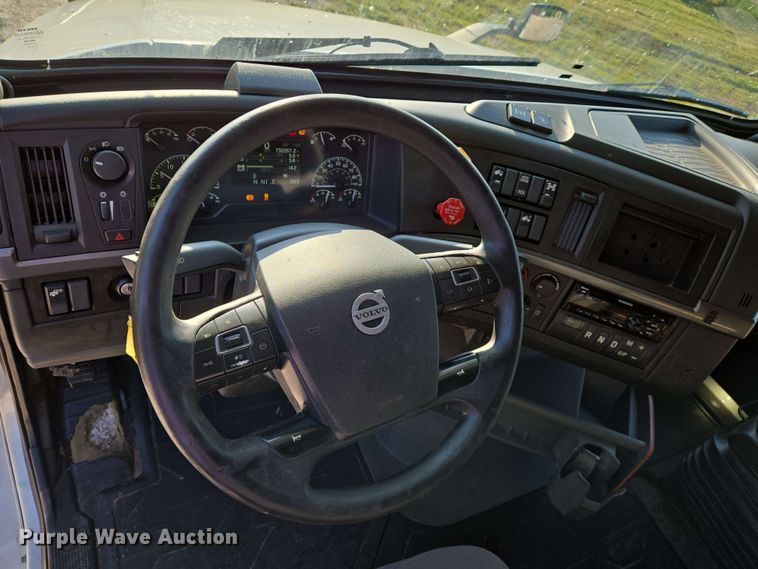 image for item EN8997 2019 Volvo VNL 760 semi truck