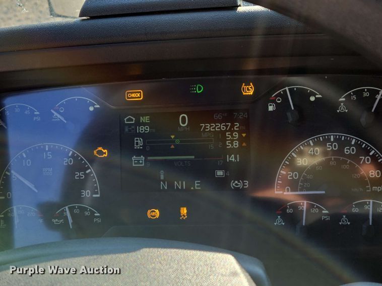 image for item EN8997 2019 Volvo VNL 760 semi truck