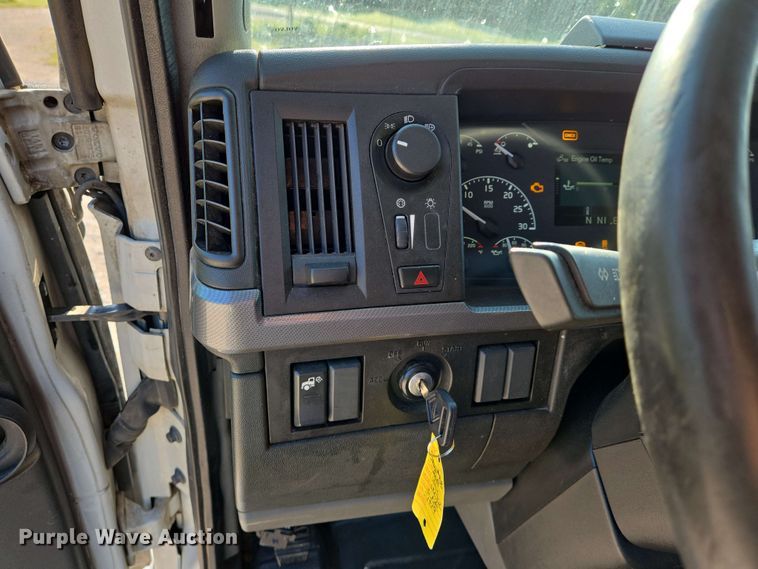 image for item EN8997 2019 Volvo VNL 760 semi truck