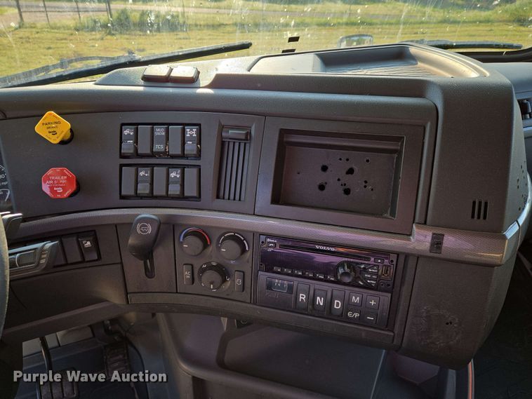 image for item EN8997 2019 Volvo VNL 760 semi truck
