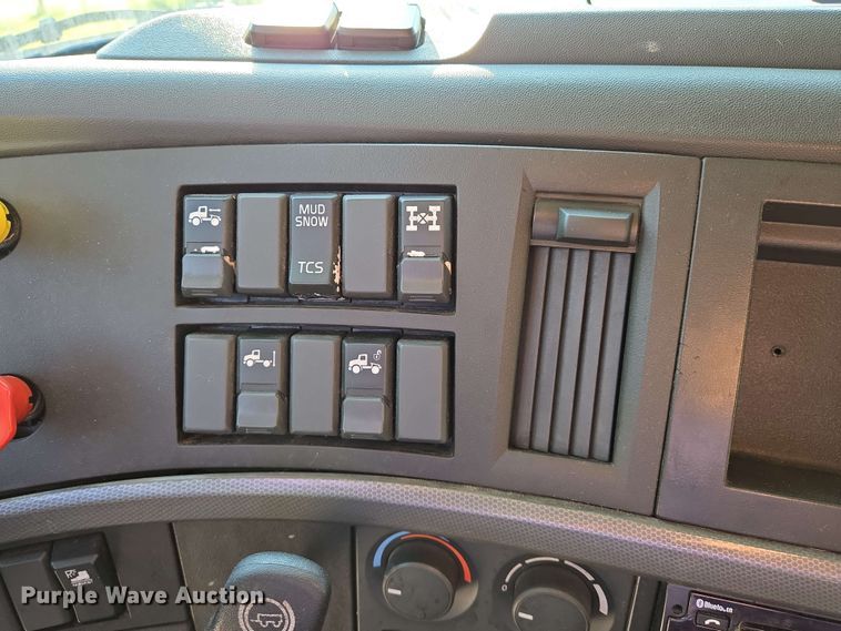 image for item EN8997 2019 Volvo VNL 760 semi truck