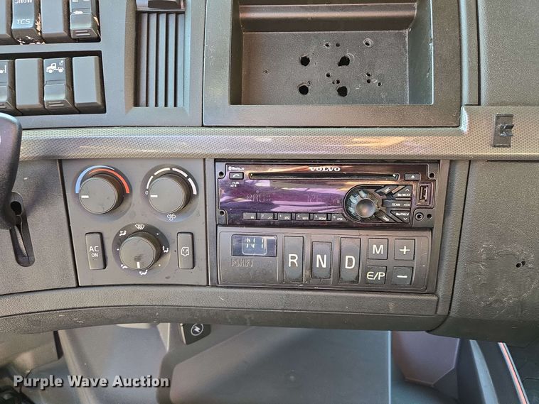 image for item EN8997 2019 Volvo VNL 760 semi truck