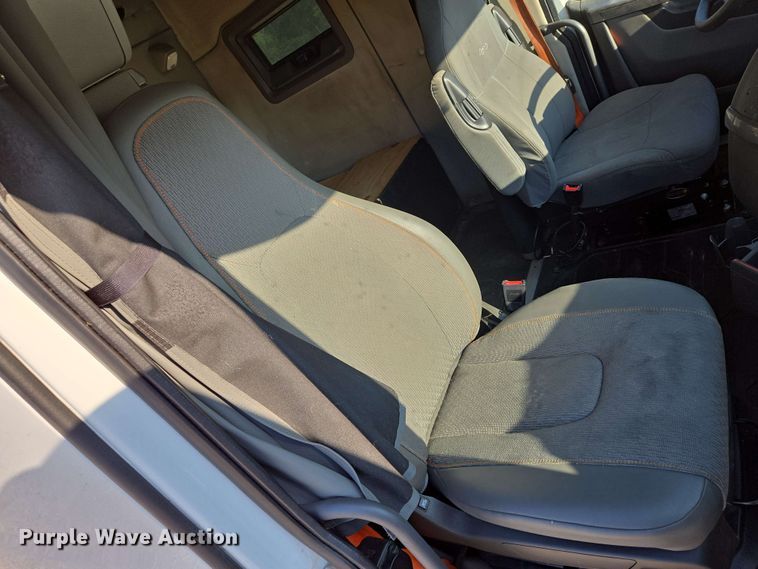 image for item EN8997 2019 Volvo VNL 760 semi truck