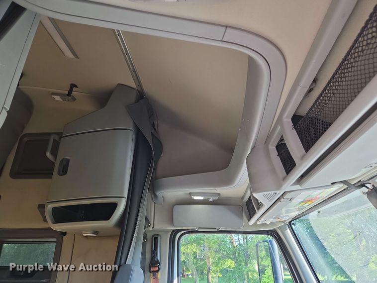 image for item EN8997 2019 Volvo VNL 760 semi truck